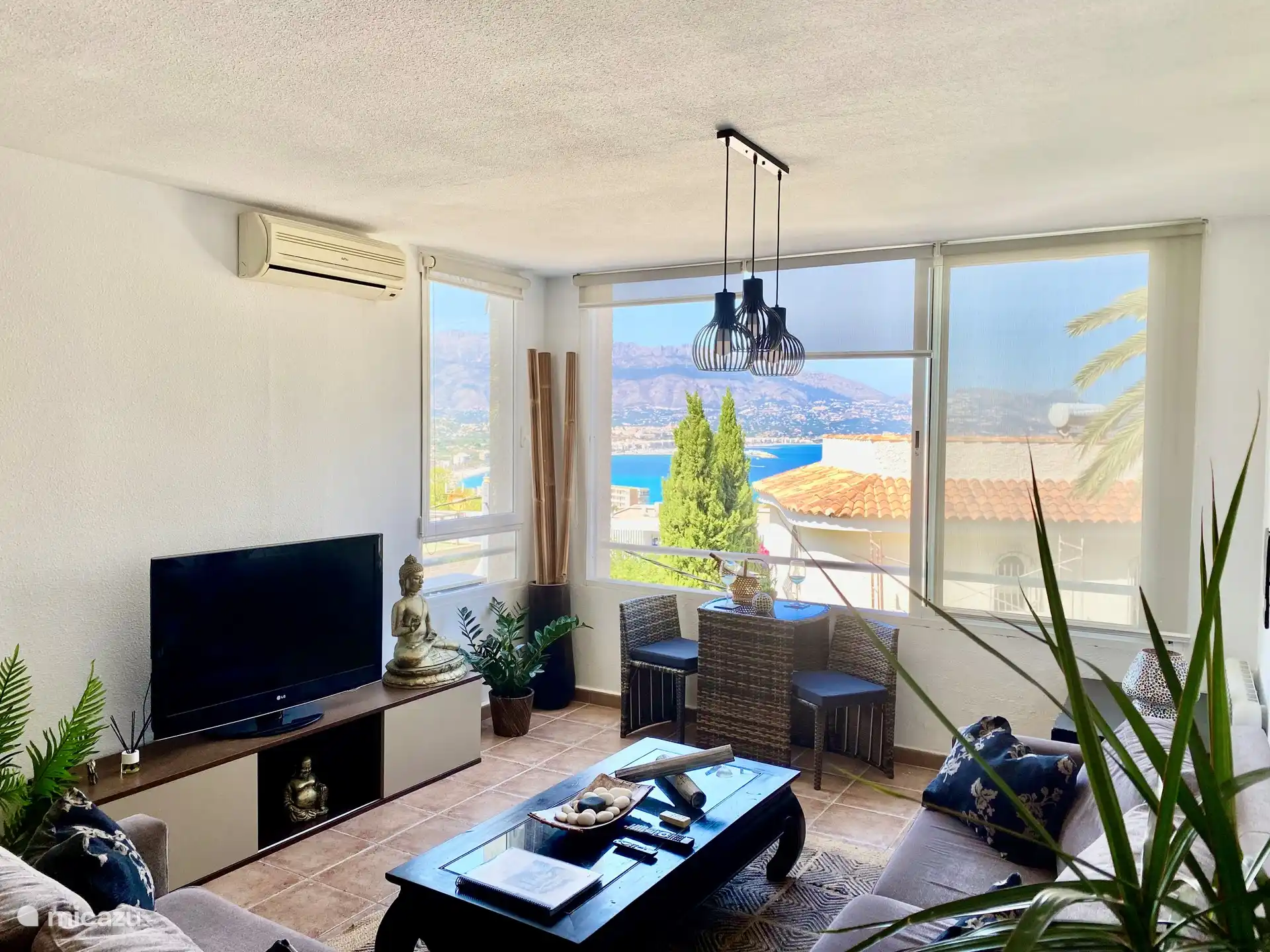 Wohnzimmer mit schönem Meerblick.