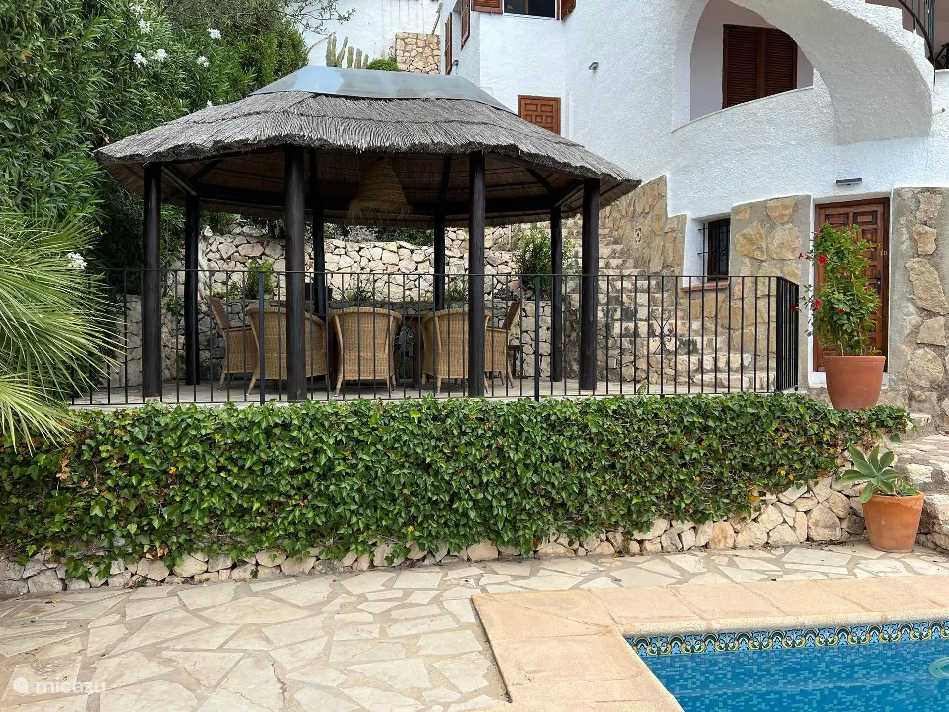 Veranda con mesa de comedor y sillas 