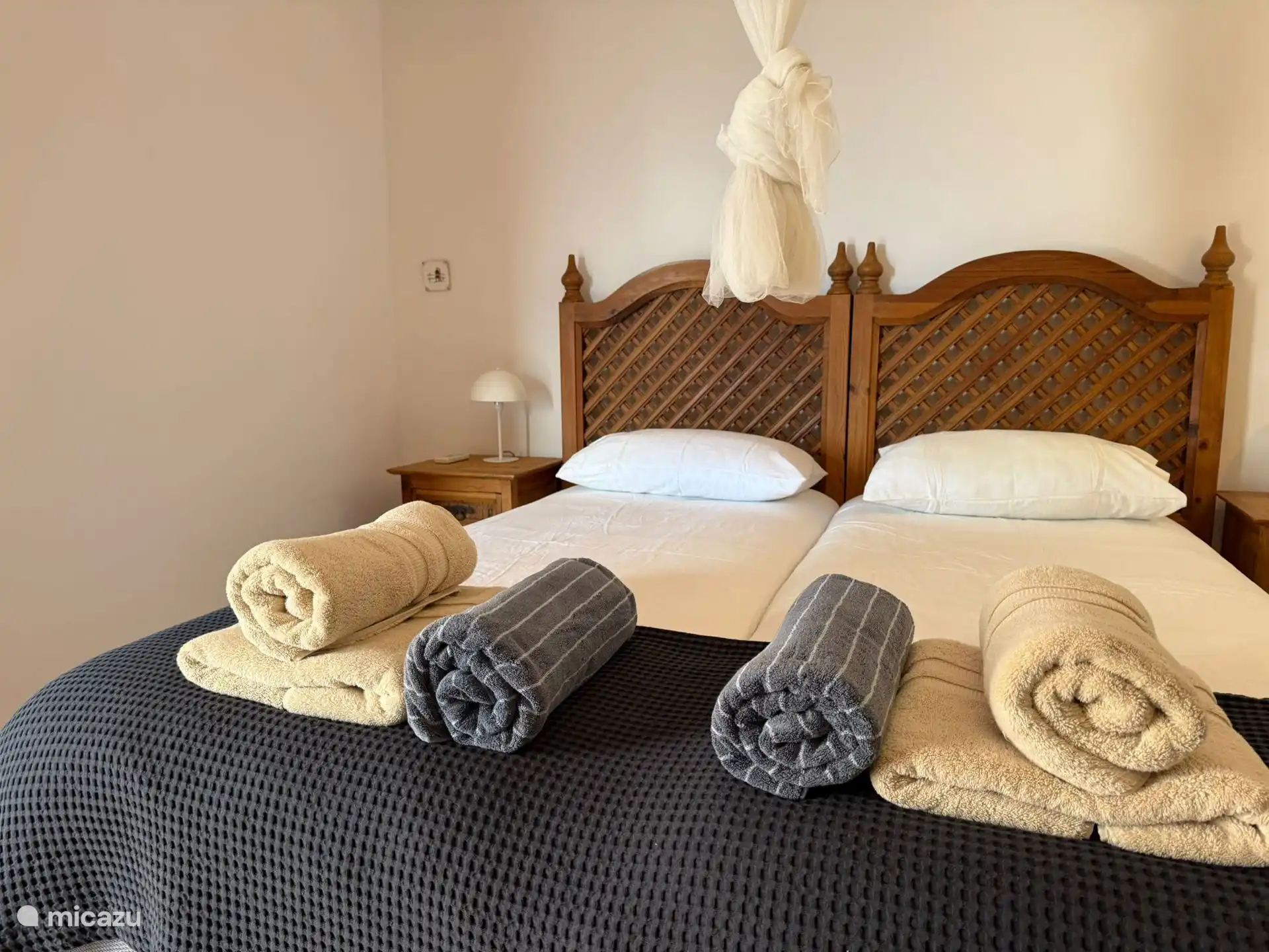 Dormitorio en la planta baja con juego de toallas 