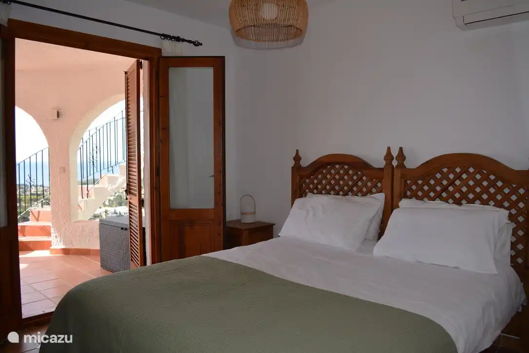 Schlafzimmer (2) 1. Stock mit Terrassentüren zur Naya.