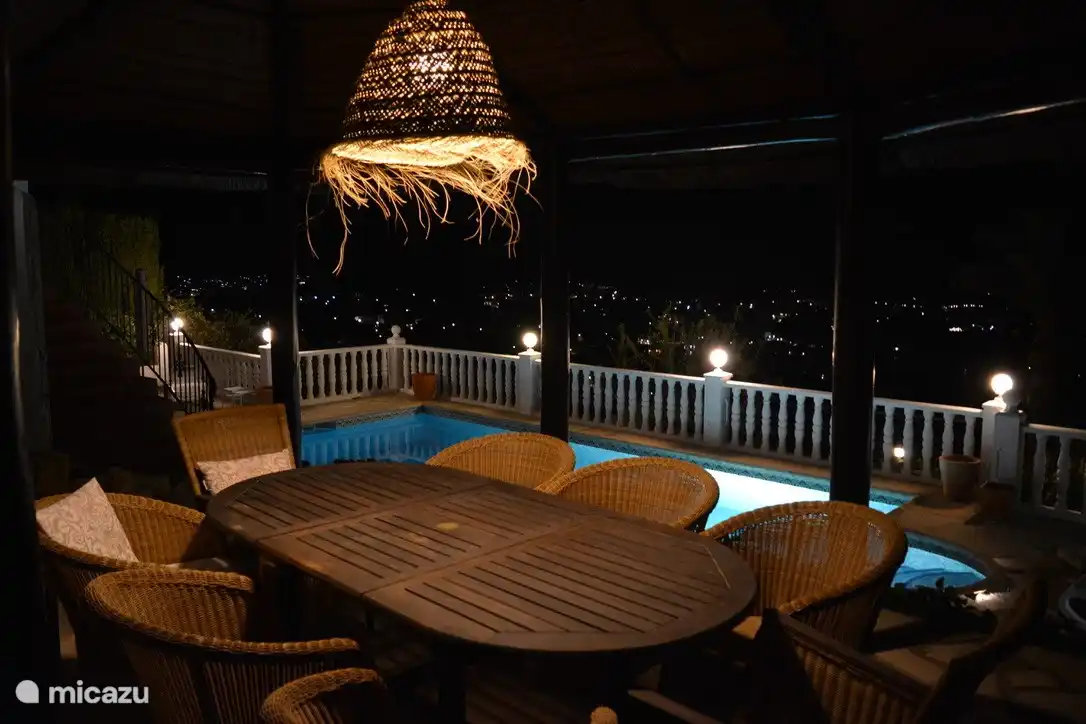 Veranda und Pool beleuchtet.