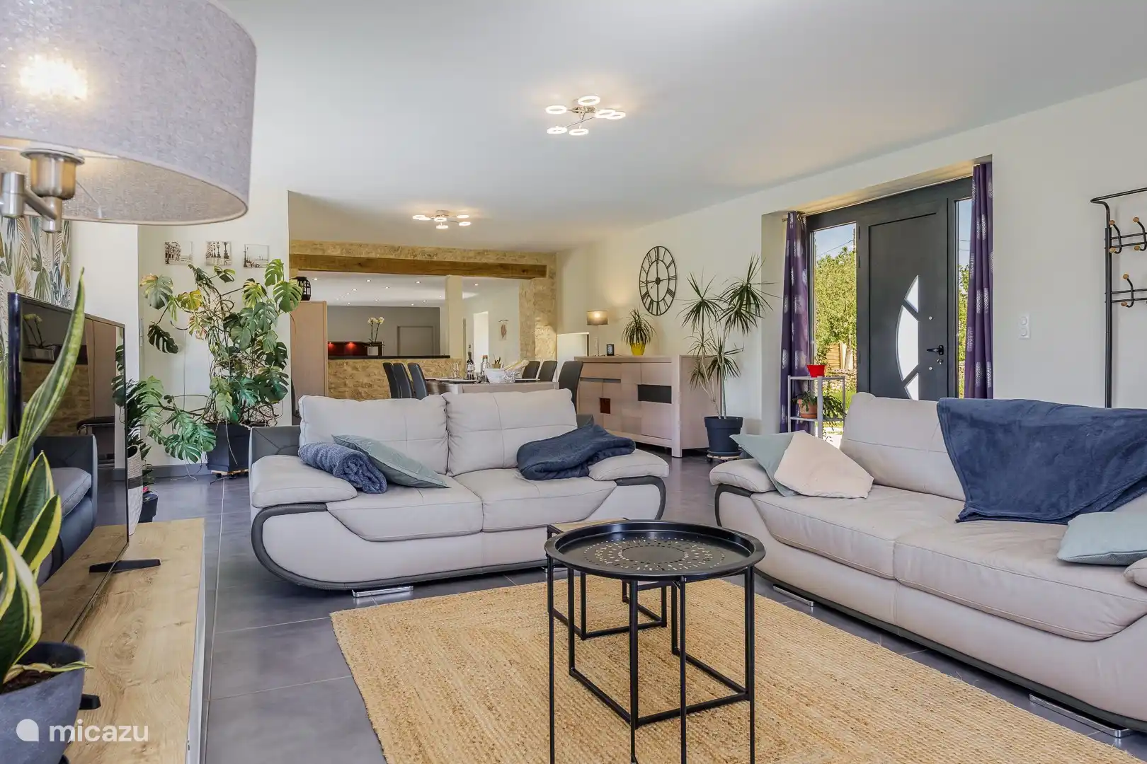 Das Wohnzimmer mit offener Küche