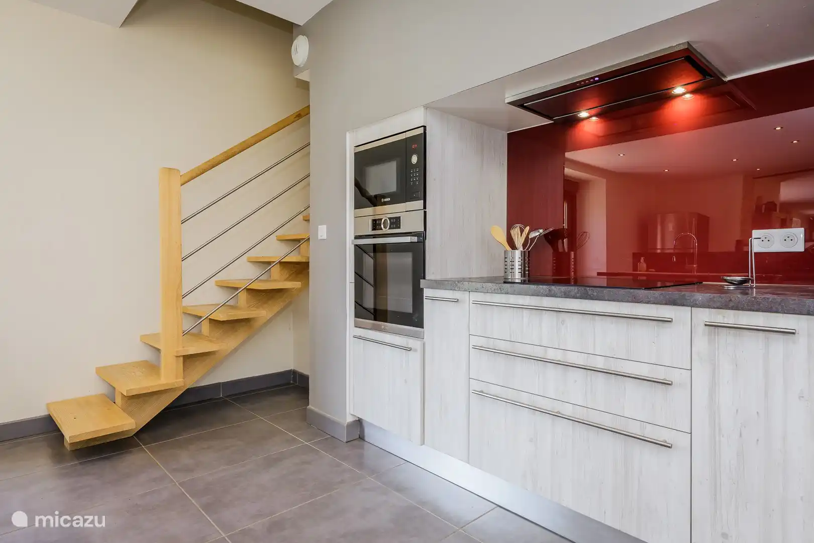 Die Küche und die Treppe in den ersten Stock