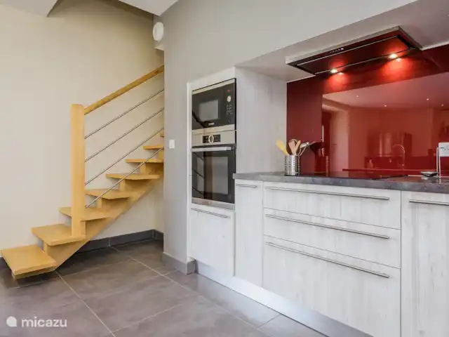 Christophe | France, Dordogne, Terrasson - maison de vacances La cuisine et les escaliers menant au premier étage