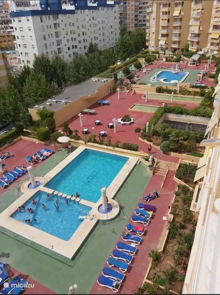 beau jardin grand et soigné.