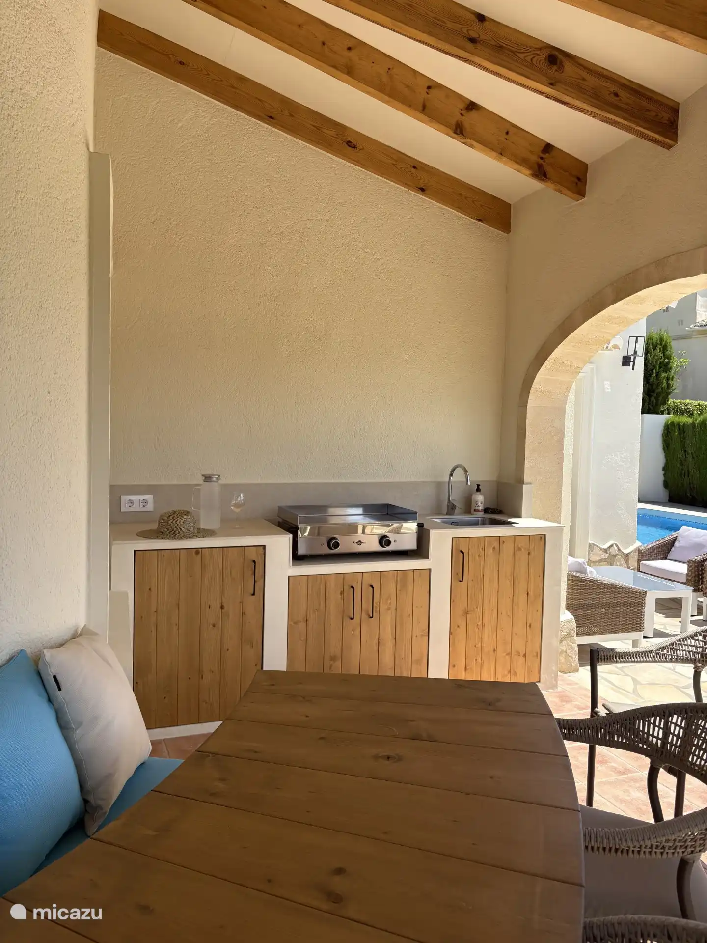 Außenküche mit Plancha, Kühlschrank und Spüle