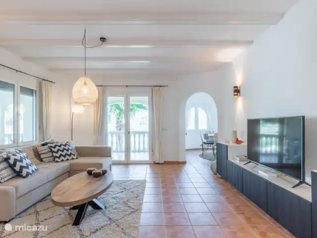 Casa La Joya en España, Costa Blanca, Benitachell - villa Sala de estar con puertas abiertas a la terraza cubierta y una hermosa vista