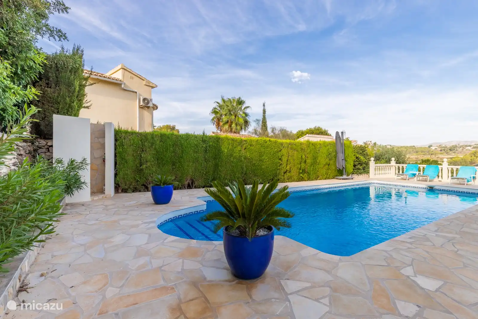 Schwimmbad mit Außendusche