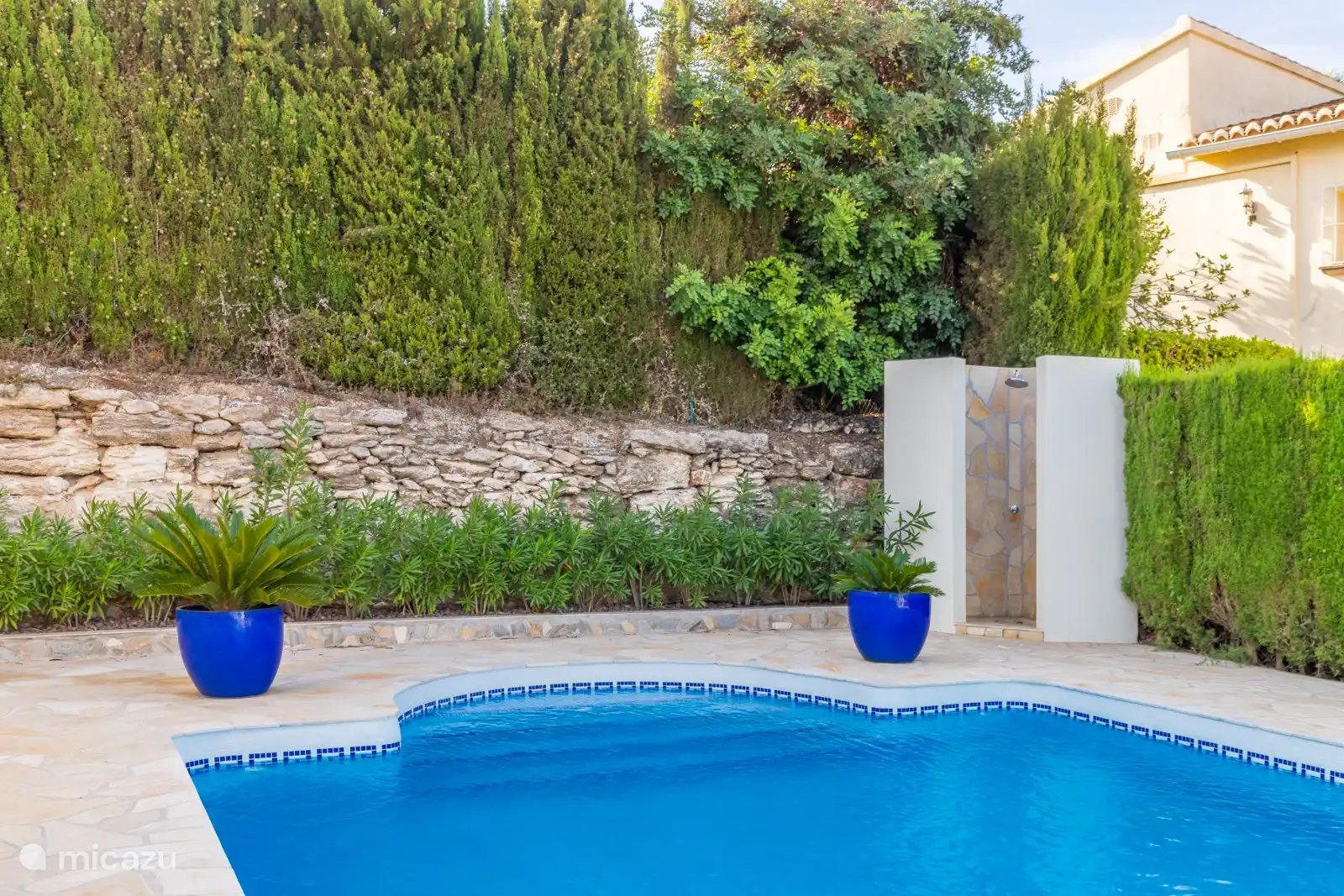 Schwimmbad und Außendusche