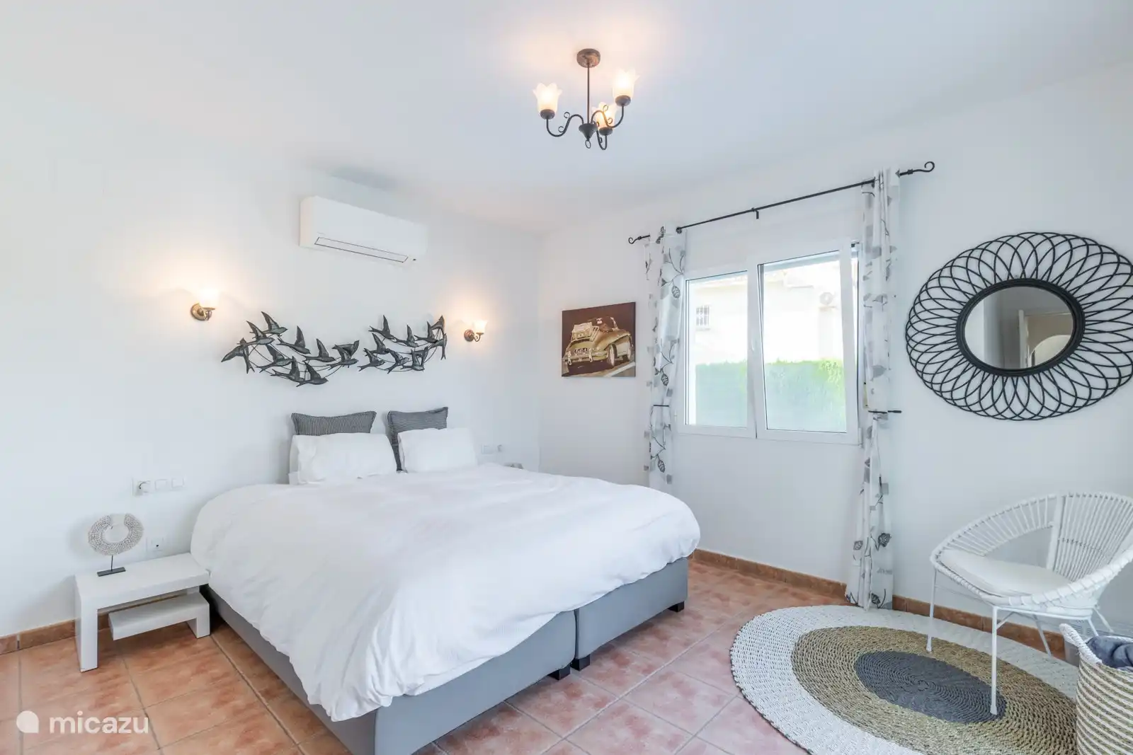 Hauptschlafzimmer mit großem Einbauschrank - eigenem Bad - große Terrassentüren zur Terrasse mit schönem freiem Blick