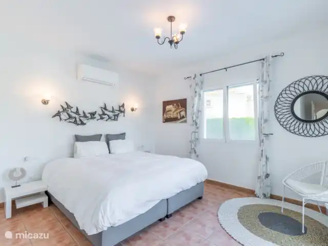 Casa La Joya en España, Costa Blanca, Benitachell - villa Dormitorio principal con gran armario empotrado - baño en suite - grandes puertas que dan a la terraza con hermosas vistas abiertas