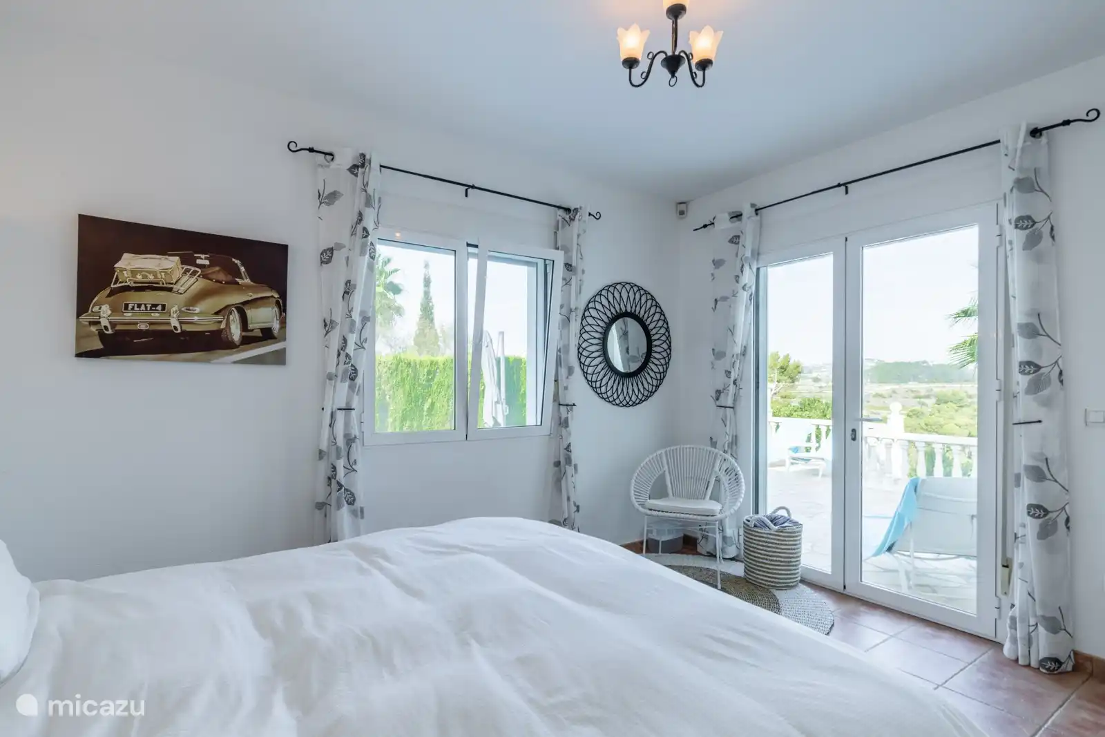 Hauptschlafzimmer mit großem Einbauschrank - eigenem Bad - große Terrassentüren zur Terrasse mit schönem freiem Blick