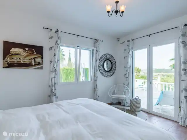 Casa La Joya en España, Costa Blanca, Benitachell - villa Dormitorio principal con gran armario empotrado - baño en suite - grandes puertas que dan a la terraza con hermosas vistas abiertas