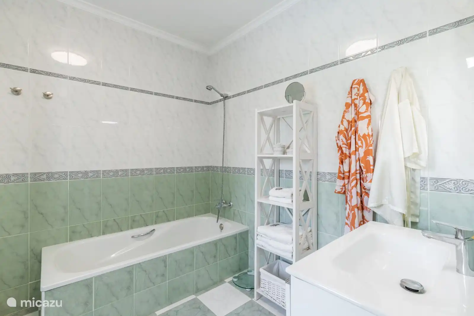 Doppelzimmer Nr. 3 + eigenes Badezimmer (Dusche und Badewanne)