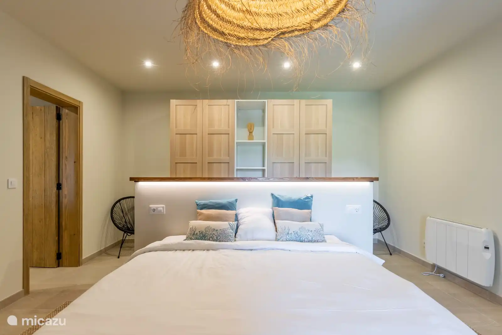 Großes Doppelzimmer Nr. 4 - 180x200cm - Klimaanlage / Heizung - großer Kleiderschrank - im Erdgeschoss