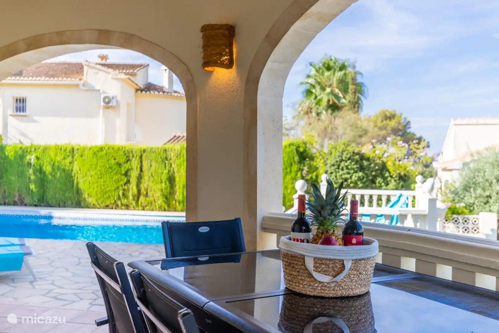 Überdachte Terrasse Ebene 1 + Zugang zum Schwimmbad