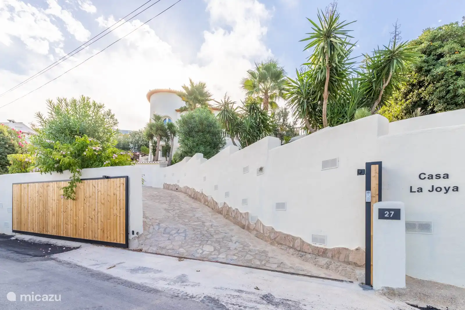 Einfahrt + automatisches Holztor für die Sicherheit