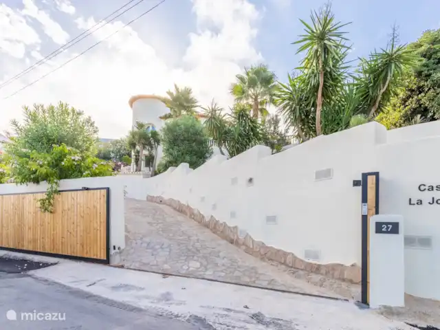 Casa La Joya en España, Costa Blanca, Benitachell - villa Entrada + puerta automática de madera para mayor seguridad