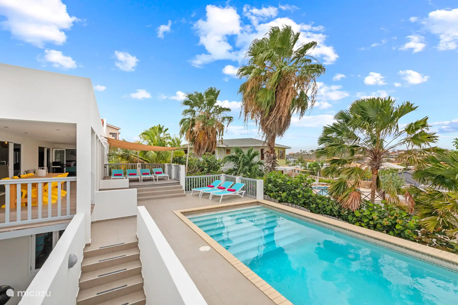 La piscine vue du gazebo