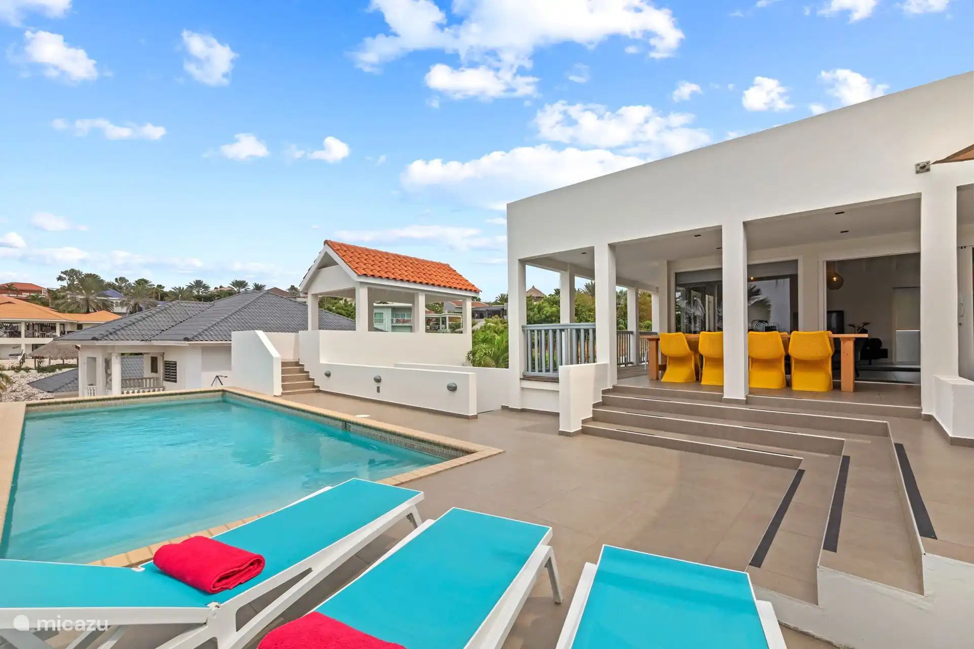 Se prélasser au bord de la piscine