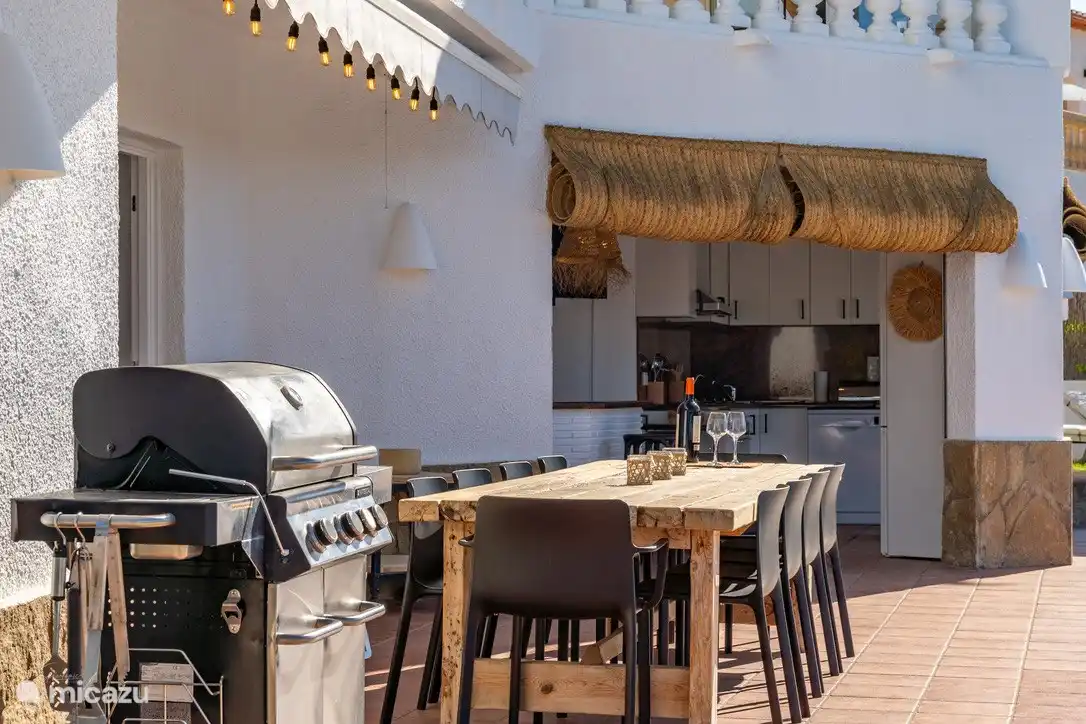 Zeit für das Mittagessen, genießen Sie den Grill und die Außenküche und Bar