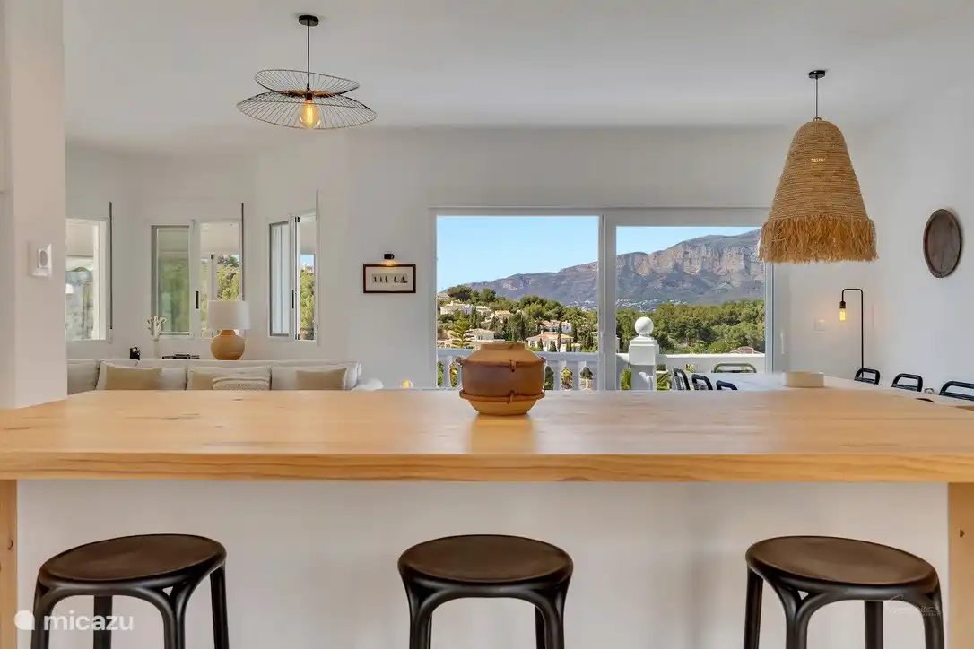 Morgendlicher Blick auf den Montgo von der offenen Küche aus