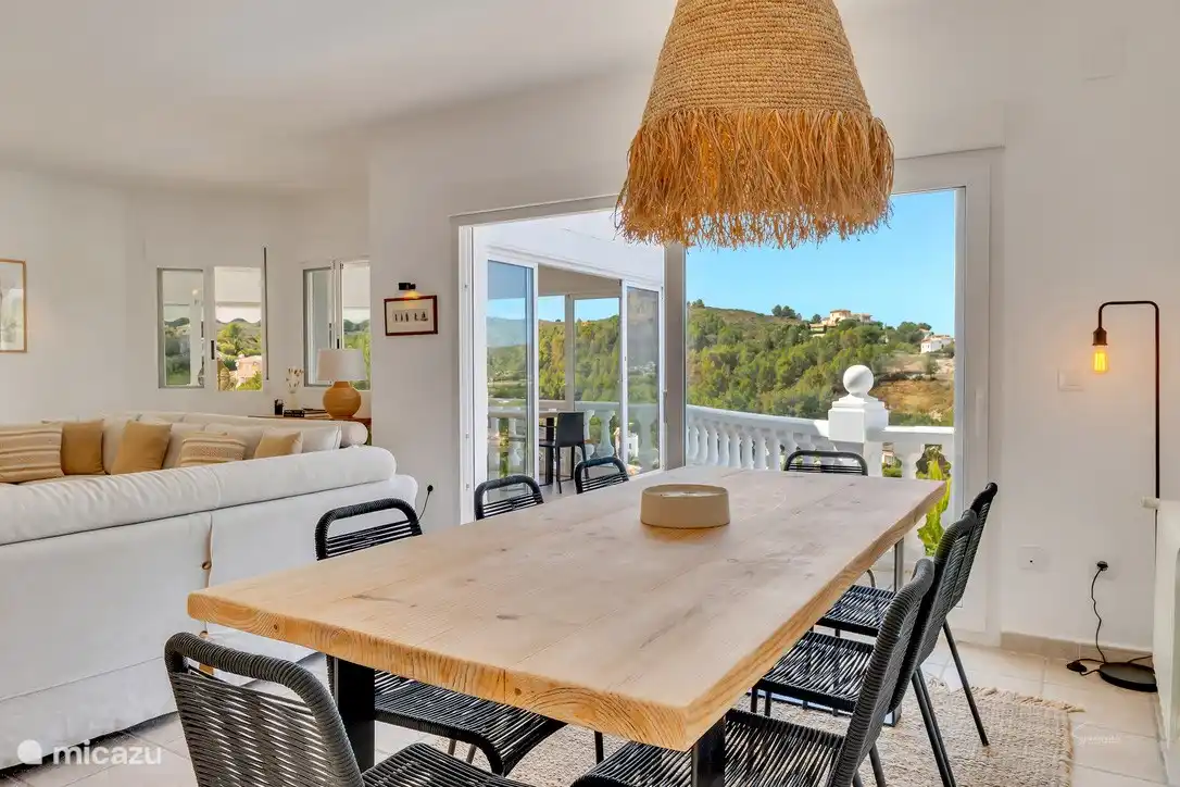 Zwei große Esstische (8-10 Pers) im 1. Stock: einer im Wohnzimmer, der andere in der Naya