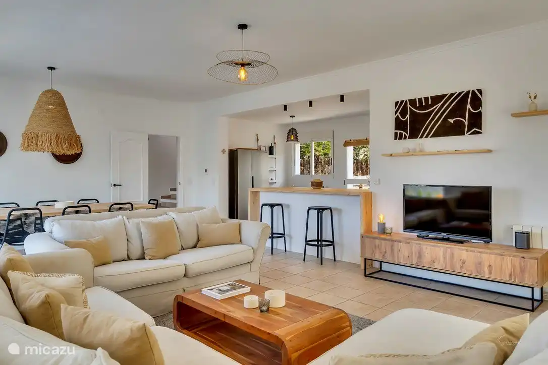 Gemütliches Wohnzimmer mit riesigem Sofa