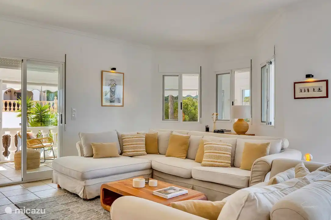 Gemütliches Wohnzimmer mit riesigem Sofa