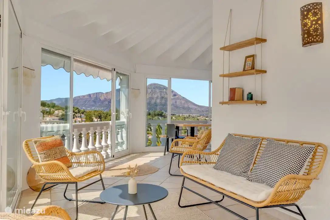 Die typische verglaste Naya zum Entspannen und Plaudern abseits des Wohnzimmers - traumhafter Sonnenuntergang in der Dämmerung!