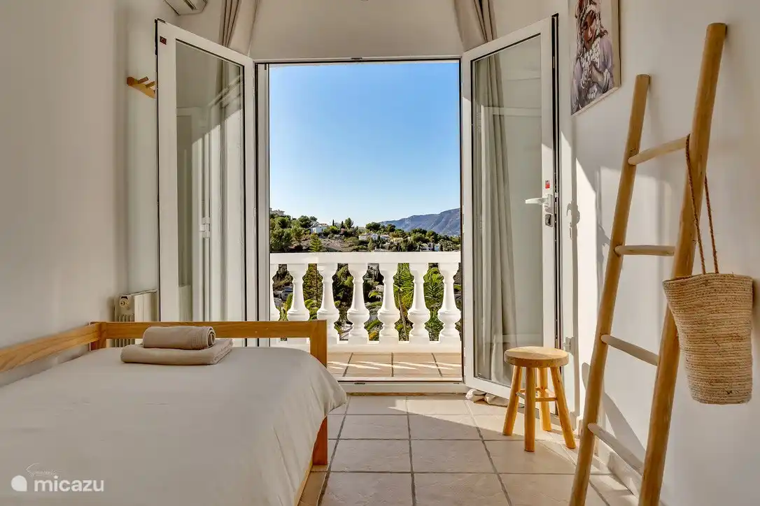 1 Einzelzimmer im 1. Stock (kann für 2 aber winzige Zimmer gemacht werden - Ausziehbett)