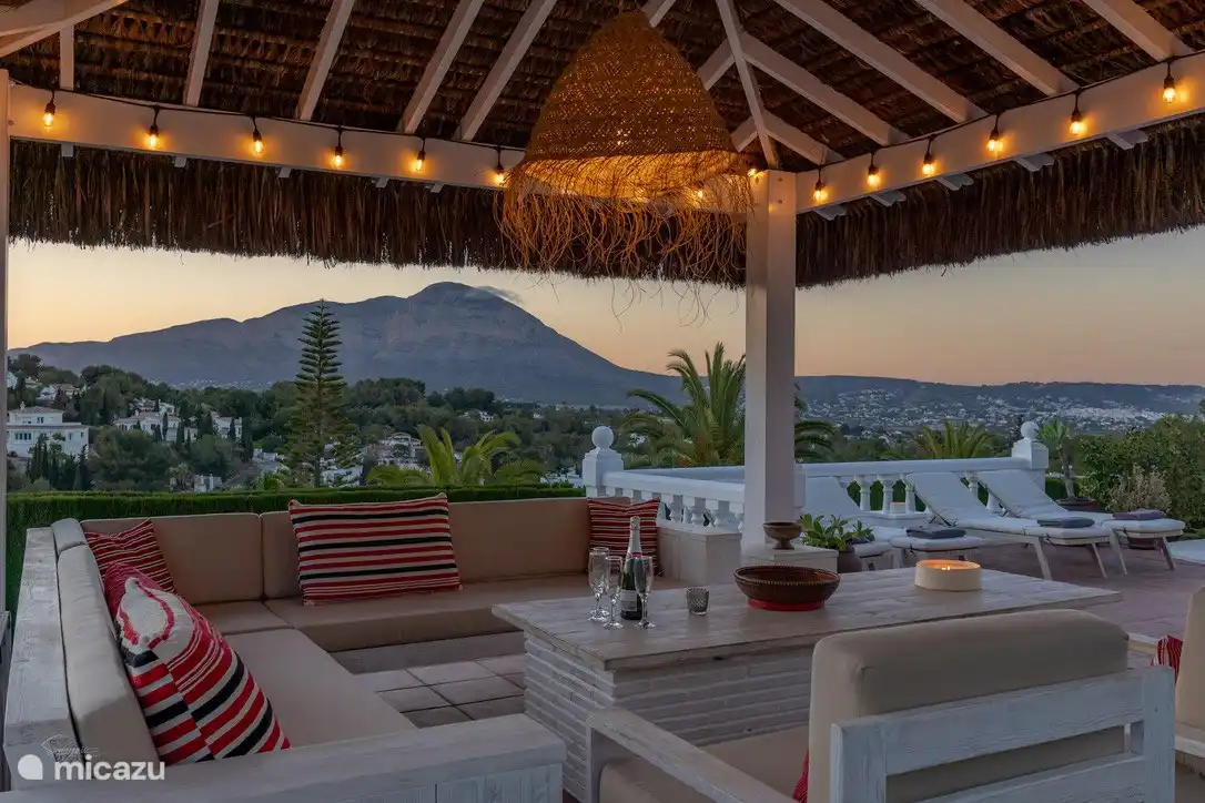 Entspannen und ein bisschen Schatten genießen in der balinesischen Pergola
