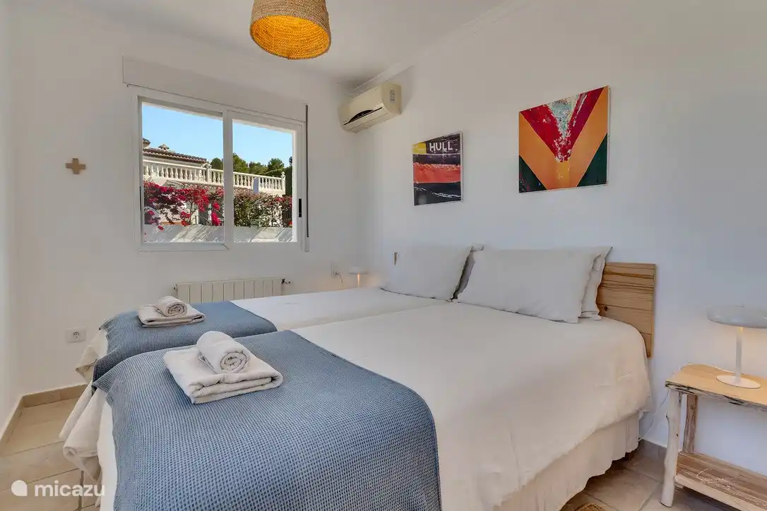 Ein weiteres Schlafzimmer mit Doppelbett im zweiten Stock - kann in ein 180 cm großes Queensize-Bett umgewandelt werden 