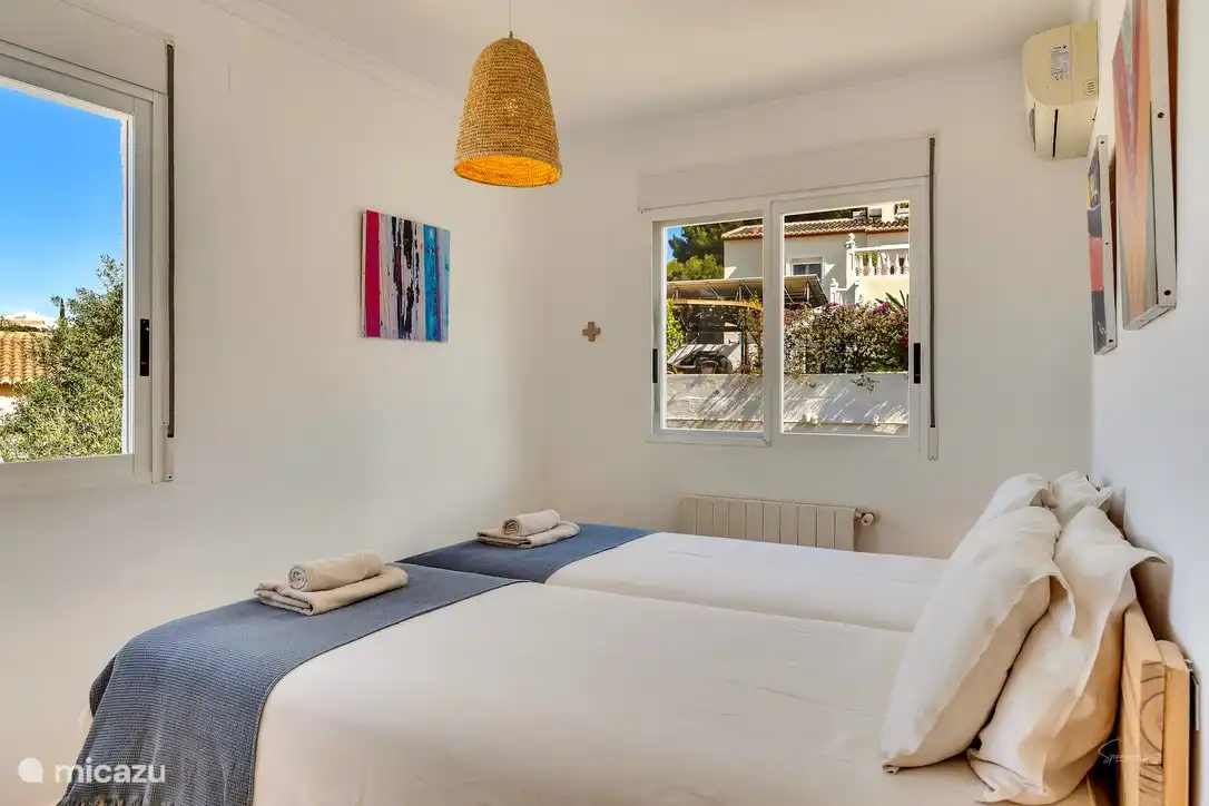 Ein weiteres Schlafzimmer mit Doppelbett im zweiten Stock - kann in ein 180 cm großes Queensize-Bett umgewandelt werden 