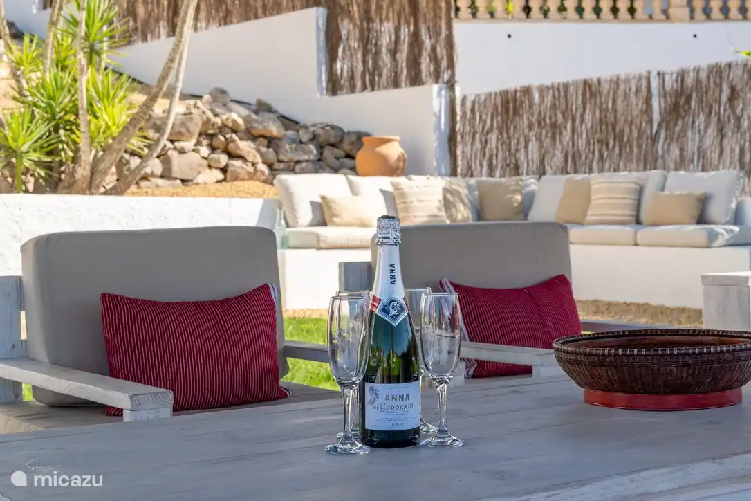 Die ruhige Eckbank zum Entspannen ein wenig abseits des Stammes