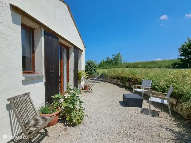 Location de Vacances France, Charente-Maritime, Saint-Pierre-de-Juillers, villa - Villa Hirondelles avec piscine privée Emplacement paisible