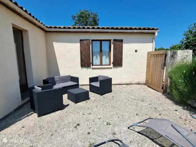 Location de Vacances France, Charente-Maritime, Saint-Pierre-de-Juillers, villa - Villa Hirondelles avec piscine privée coin salon