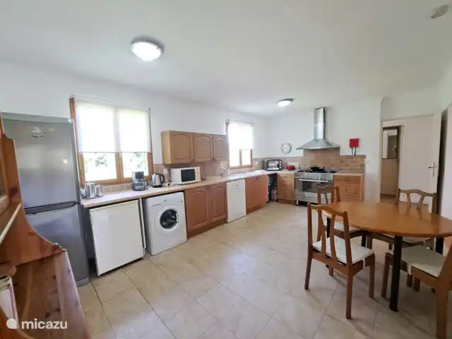 Location de Vacances France, Charente-Maritime, Saint-Pierre-de-Juillers, villa - Villa Hirondelles avec piscine privée Cuisine entièrement équipée