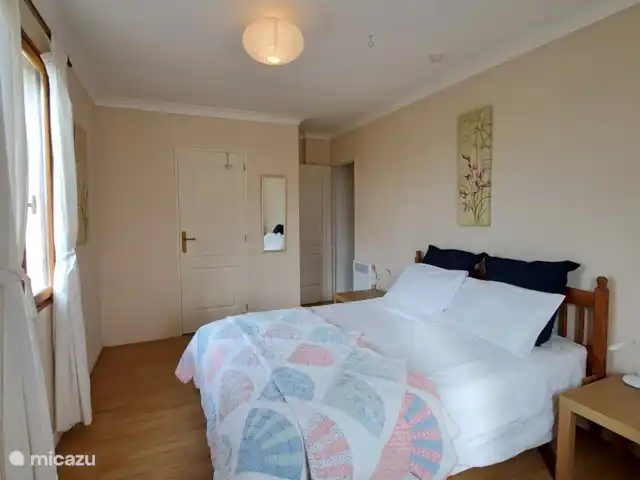 Location de Vacances France, Charente-Maritime, Saint-Pierre-de-Juillers, villa - Villa Hirondelles avec piscine privée Chambre principale 1