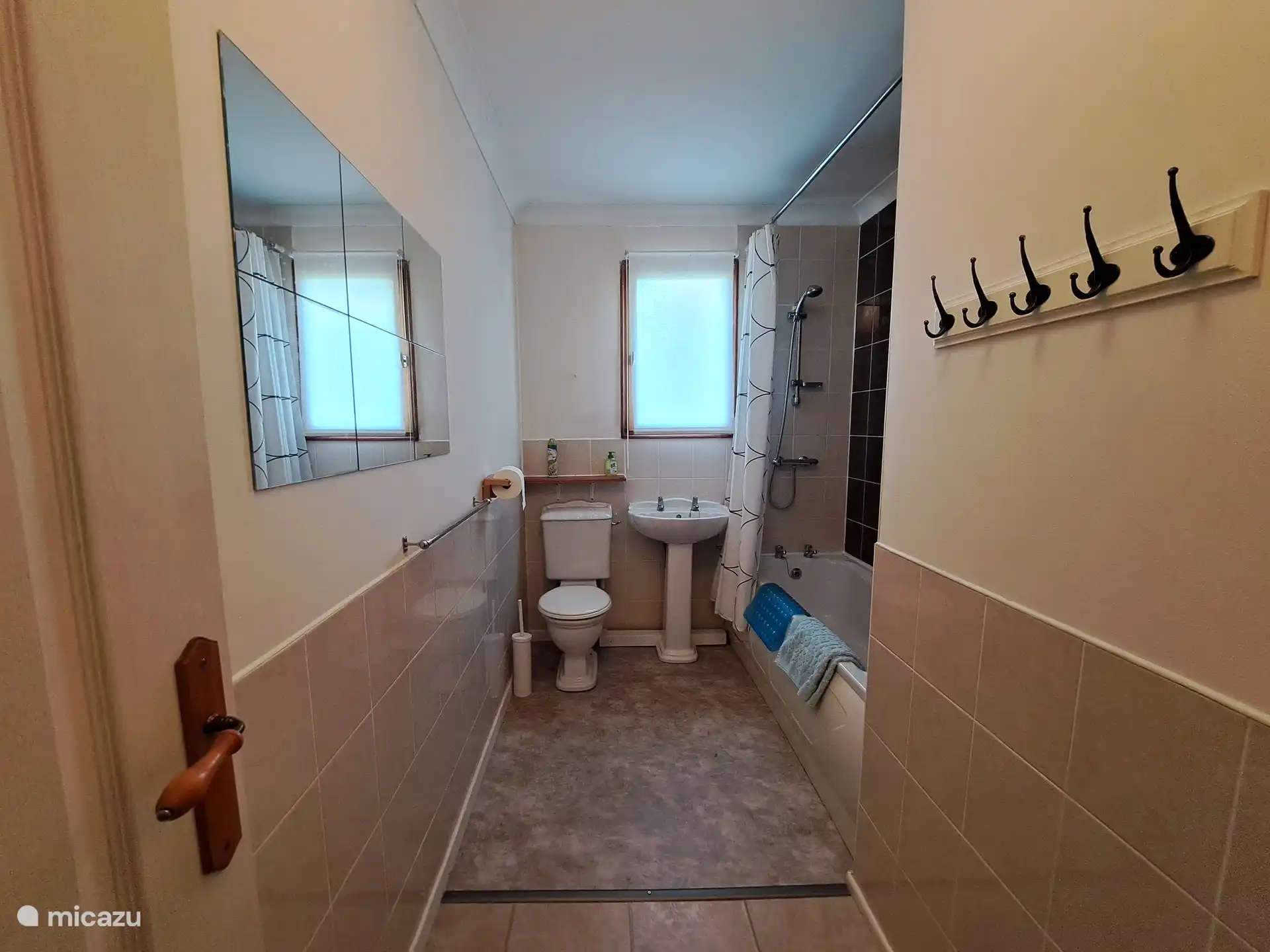 Zweites Badetuch mit großer Badewanne und Duschvorrichtung