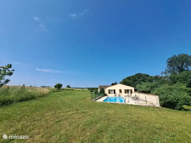Location de Vacances France, Charente-Maritime, Saint-Pierre-de-Juillers, villa - Villa Hirondelles avec piscine privée Très privé