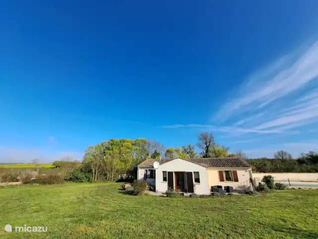 Location de Vacances France, Charente-Maritime, Saint-Pierre-de-Juillers, villa - Villa Hirondelles avec piscine privée Immense jardin