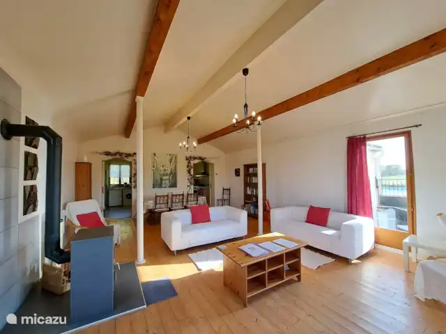 Location de Vacances France, Charente-Maritime, Saint-Pierre-de-Juillers, villa - Villa Hirondelles avec piscine privée salon spacieux