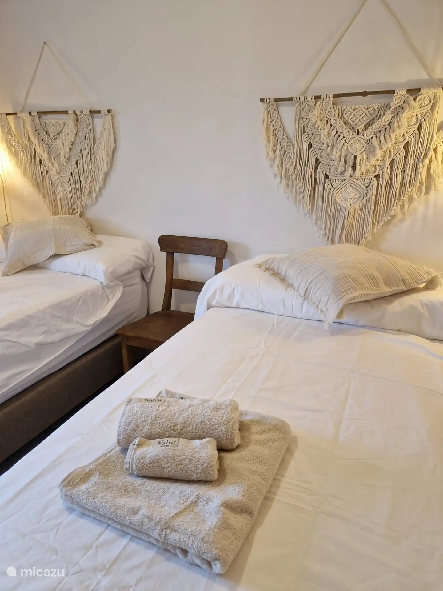 Schlafzimmer mit 2 Boxspringbetten