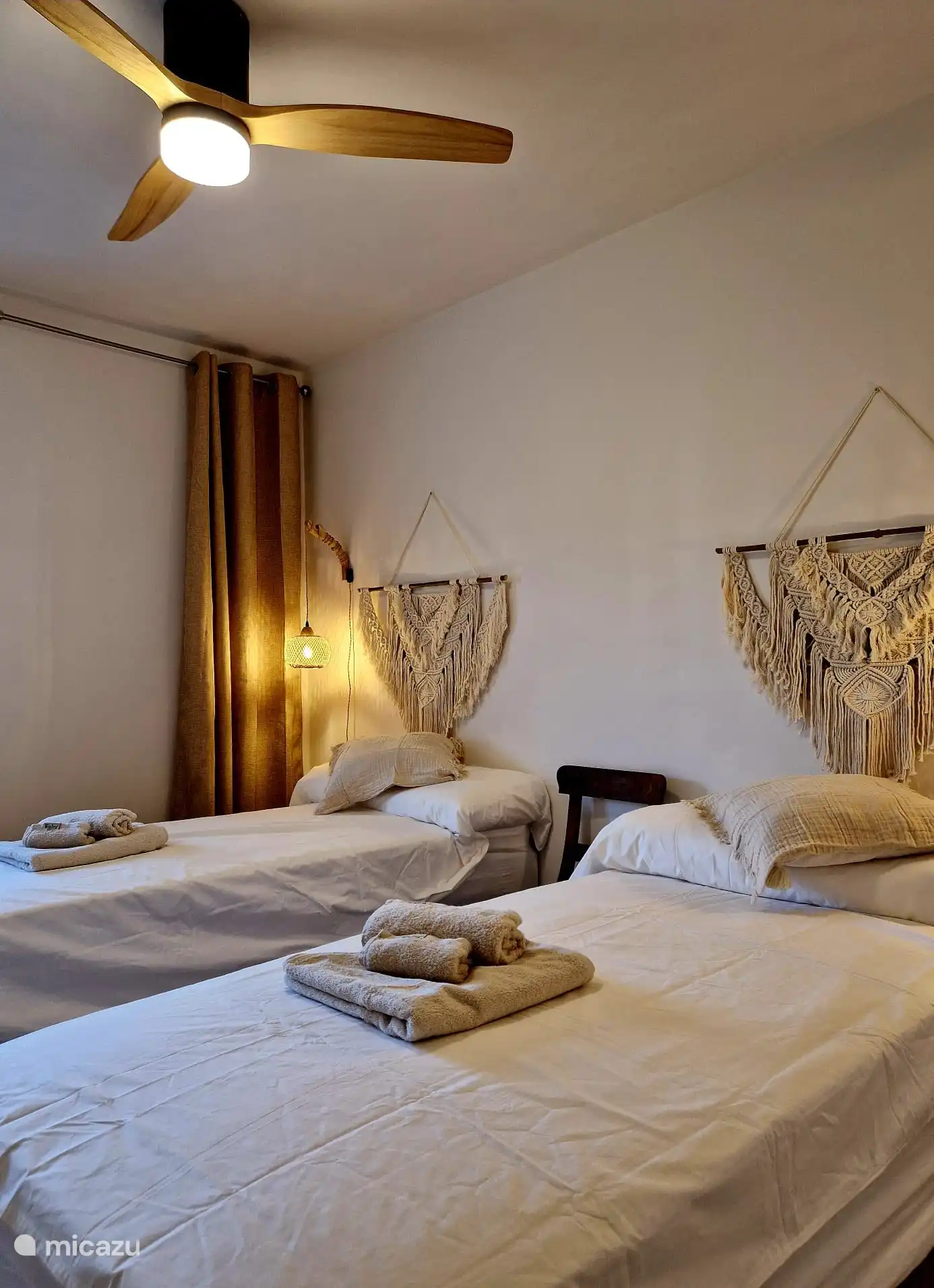 Schlafzimmer mit 2 Boxspringbetten