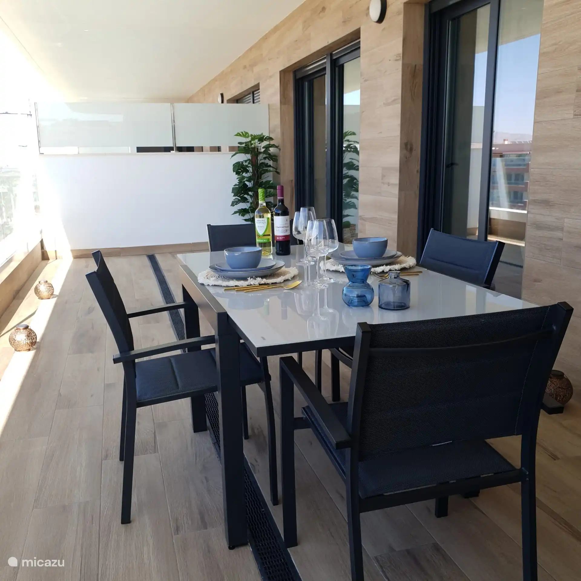 Die Terrasse mit Tisch für 4 Personen.