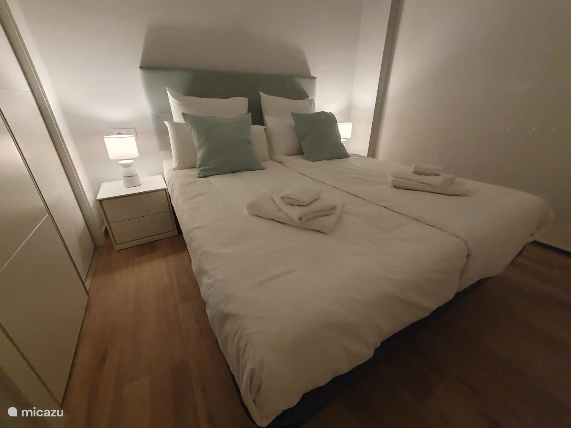 Das Schlafzimmer mit geräumigen Kleiderschränken mit Kleiderbügeln