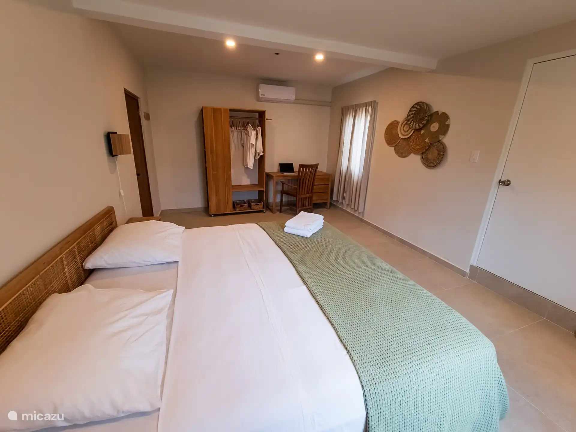 Dormitorio principal con cama king y escritorio.