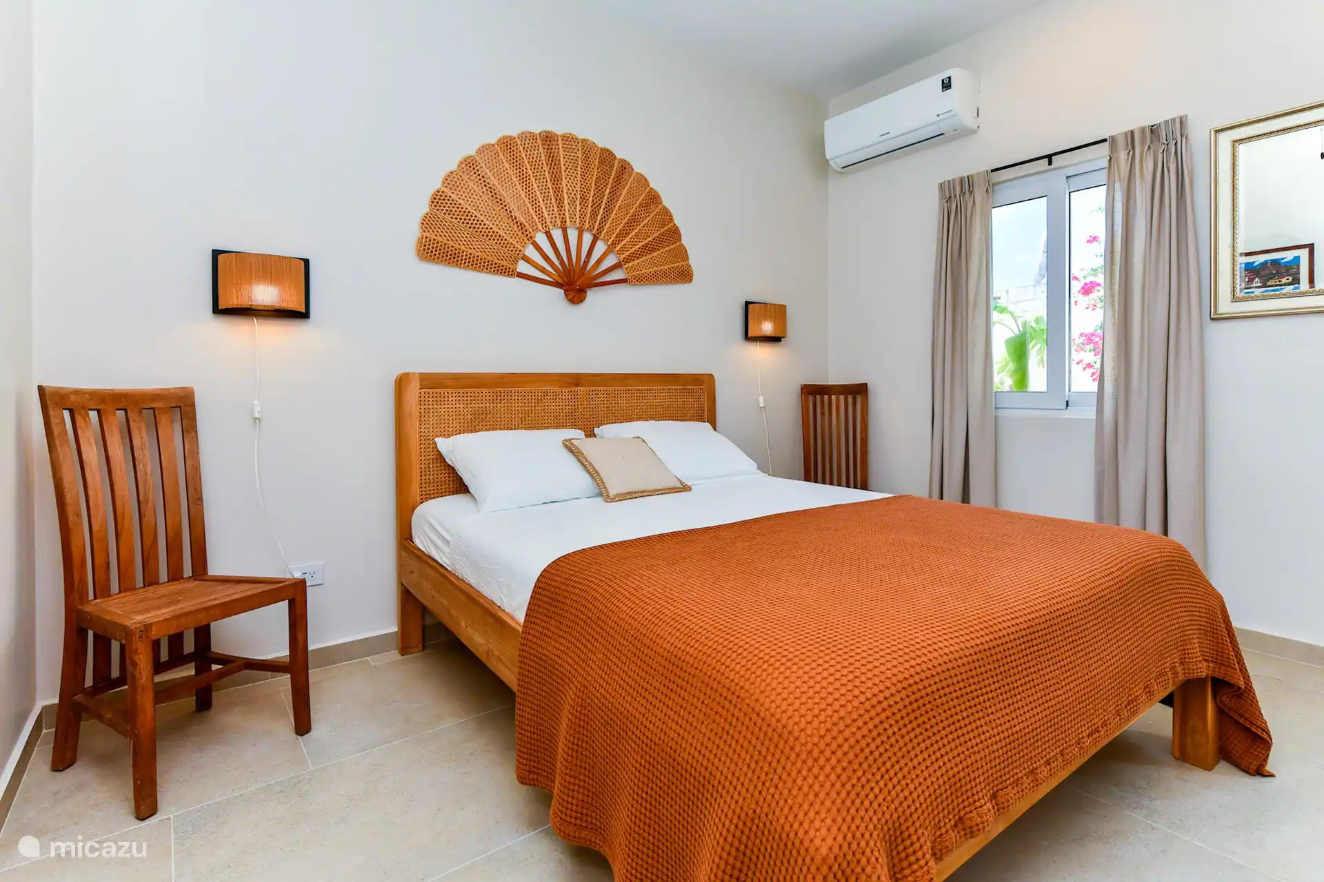 Dormitorio con cama queen