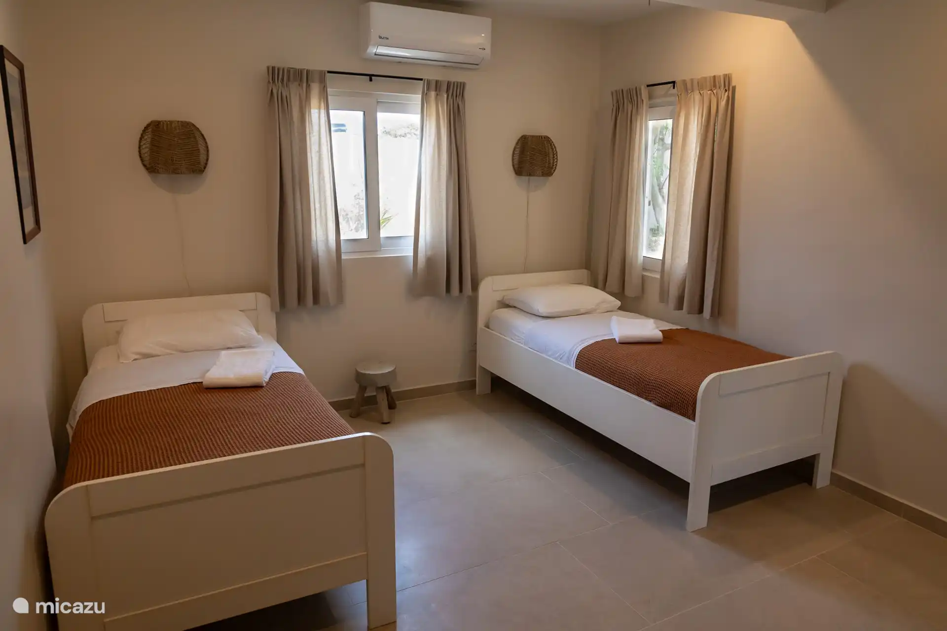 Dormitorio con dos camas individuales